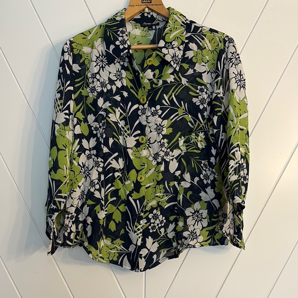 🌿 Cynthia Max Women’s Button-Down Blouse – Floral Print – Size XL
